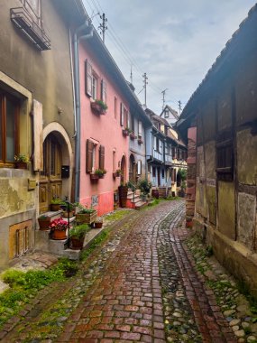Eguisheim, Fransa; 7 Mayıs 2024: Fransa 'nın Eguisheim kentinde bahar