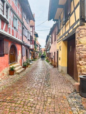 Eguisheim, Fransa; 7 Mayıs 2024: Fransa 'nın Eguisheim kentinde bahar