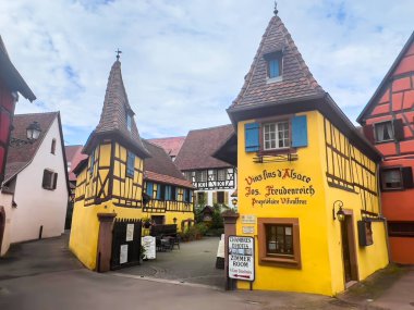 Eguisheim, Fransa; 7 Mayıs 2024: Fransa 'nın Eguisheim kentinde bahar