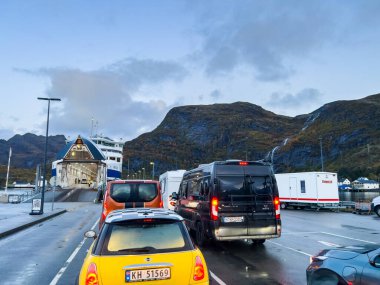 Moskenes, Norveç; 25 Eylül 2024: Norveç 'te turistler feribot kuyruğunda bekliyorlar, mevcut çeşitli ulaşım seçeneklerini vurguluyorlar