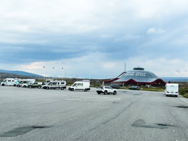 Saltfjellet, Norveç; 9 Eylül 2024: Kuzey Kutup Dairesi merkez binası Norveç 'te gururla duruyor, bu da önemli enlemi gösteriyor