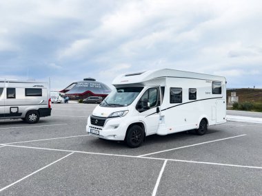 Saltfjellet, Norveç; 9 Eylül 2024: Kuzey Kutup Dairesi merkezine yakın park edilmiş beyaz karavan, yolculukları, keşifleri ve özgürlüğü temsil ediyor.