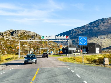 Narvik, Norveç; 13 Eylül 2024: Norveç ile İsveç arasındaki sınır kapısındaki gümrük kontrol noktasına doğru giden araçlar