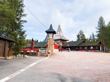 Rovaniemi, Finlandiya; 17 Eylül 2024: Turistleri Rovaniemi, Laponya 'daki Noel Baba köyünde Noel büyüsü yapmaya davet etmek
