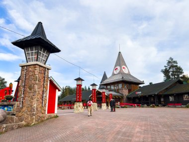 Rovaniemi, Finlandiya; 17 Eylül 2024: Turistleri Rovaniemi, Laponya 'daki Noel Baba köyünde Noel büyüsü yapmaya davet etmek