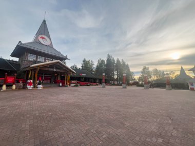 Rovaniemi, Finlandiya; 17 Eylül 2024: Turistleri Rovaniemi, Laponya 'daki Noel Baba köyünde Noel büyüsü yapmaya davet etmek