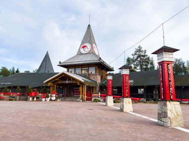 Rovaniemi, Finlandiya; 17 Eylül 2024: Turistleri Rovaniemi, Laponya 'daki Noel Baba köyünde Noel büyüsü yapmaya davet etmek