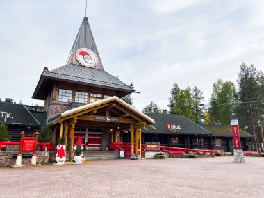 Rovaniemi, Finlandiya; 17 Eylül 2024: Turistleri Rovaniemi, Laponya 'daki Noel Baba köyünde Noel büyüsü yapmaya davet etmek