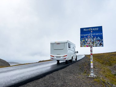 Nordkapp, Norveç; 18 Eylül 2024: Norveç 'te popüler turizm beldesi Nordkapp' a doğru yağmurlu bir yolda giden kamp aracı