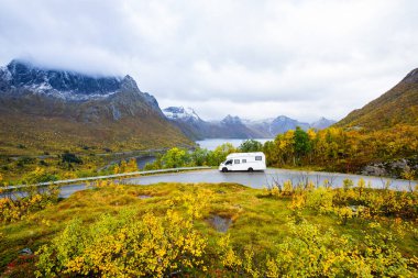 Norveç 'in Senja Adası' nın sonbahar manzarasında, fiyortları ve dağları olan bir karavan..