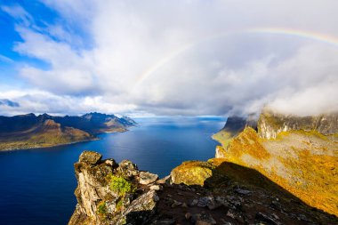 Norveç 'in Senja Adası' ndaki Segla Dağı 'nın çarpıcı sonbahar manzarası dramatik uçurumlar ve fiyortlarla.
