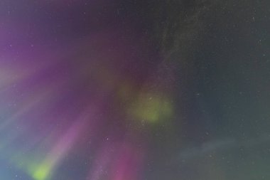 İsveç 'in Kiruna kentindeki kuzey ışıkları Eylül ayında sakin suları yıldızlar ve ormanlarla yansıtıyor..