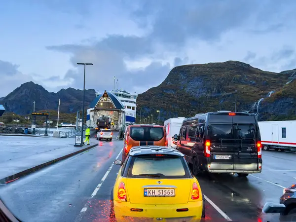 Moskenes, Norveç; 25 Eylül 2024: Norveç 'te turistler feribot kuyruğunda bekliyorlar, mevcut çeşitli ulaşım seçeneklerini vurguluyorlar