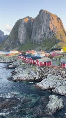 Güneş ışığı, Norveç 'teki Lofoten adalarındaki Hamnoy balıkçı köyünü yavaşça aydınlatıyor.