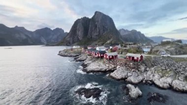 Güneş ışığı, Norveç 'teki Lofoten adalarındaki Hamnoy balıkçı köyünü yavaşça aydınlatıyor.