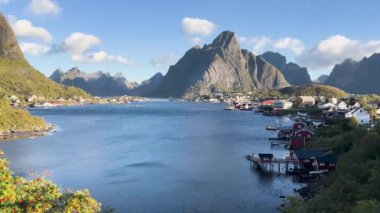 Reinebringen ve Reine lofoten adalarında, Norveç, güneşli bir yaz gününde bulutlar gökyüzünde hareket ederken