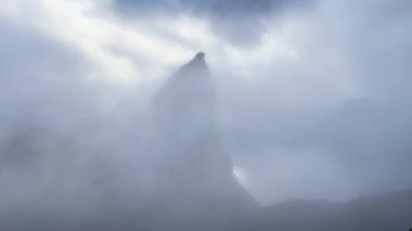 Norveç, Senja 'da okyanusun üzerindeki Segla zirvesini sis kaplıyor.