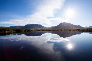 Lofoten Adaları, Norveç 'te sonbahar manzarası, renkli yeşillikler ve barışçıl fiyort içerir..