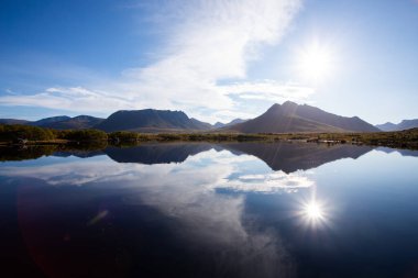 Lofoten Adaları, Norveç 'te sonbahar manzarası, renkli yeşillikler ve barışçıl fiyort içerir..