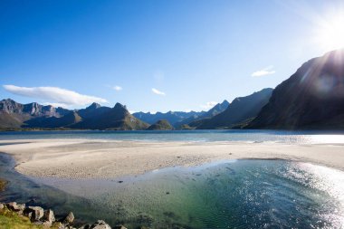 Lofoten Adaları, Norveç 'te sonbahar manzarası, renkli yeşillikler ve barışçıl fiyort içerir..