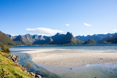 Lofoten Adaları, Norveç 'te sonbahar manzarası, renkli yeşillikler ve barışçıl fiyort içerir..