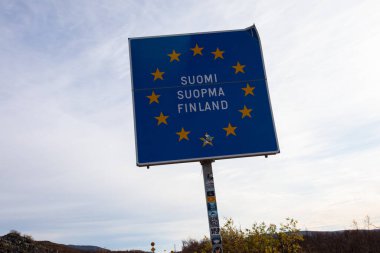 Finlandiya 'ya gelen ziyaretçileri karşılayan yol tabelası, suomi, suomi ve Finlandiya ülke isimleriyle Avrupa Birliği üyeliğini vurguluyor