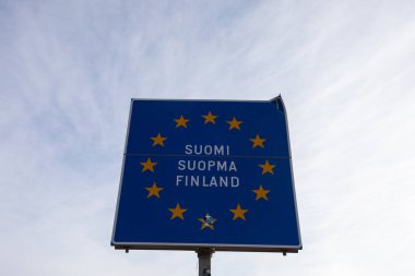 Finlandiya 'ya gelen ziyaretçileri karşılayan yol tabelası, suomi, suomi ve Finlandiya ülke isimleriyle Avrupa Birliği üyeliğini vurguluyor