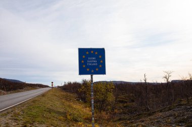 Finlandiya 'ya gelen ziyaretçileri karşılayan yol tabelası, suomi, suomi ve Finlandiya ülke isimleriyle Avrupa Birliği üyeliğini vurguluyor