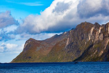 Norveç 'in Senja Adası' ndaki Segla Dağı 'nın çarpıcı sonbahar manzarası dramatik uçurumlar ve fiyortlarla.