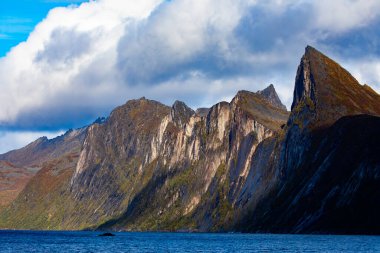 Norveç 'in Senja Adası' ndaki Segla Dağı 'nın çarpıcı sonbahar manzarası dramatik uçurumlar ve fiyortlarla.