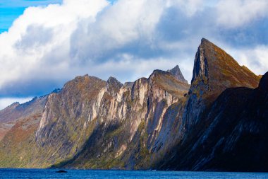 Norveç 'in Senja Adası' ndaki Segla Dağı 'nın çarpıcı sonbahar manzarası dramatik uçurumlar ve fiyortlarla.