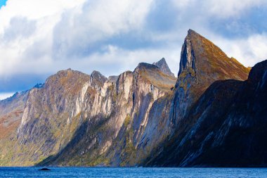 Norveç 'in Senja Adası' ndaki Segla Dağı 'nın çarpıcı sonbahar manzarası dramatik uçurumlar ve fiyortlarla.