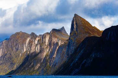 Norveç 'in Senja Adası' ndaki Segla Dağı 'nın çarpıcı sonbahar manzarası dramatik uçurumlar ve fiyortlarla.