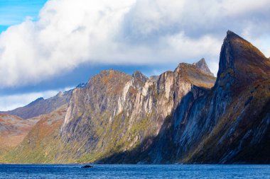 Norveç 'in Senja Adası' ndaki Segla Dağı 'nın çarpıcı sonbahar manzarası dramatik uçurumlar ve fiyortlarla.