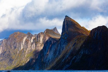 Norveç 'in Senja Adası' ndaki Segla Dağı 'nın çarpıcı sonbahar manzarası dramatik uçurumlar ve fiyortlarla.