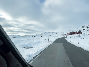 Norveç 'in güneyindeki Sognefjellsvegen yolu boyunca uzanan kış manzarası, karla kaplı dağlar ve geniş, sakin bir arazi içerir..