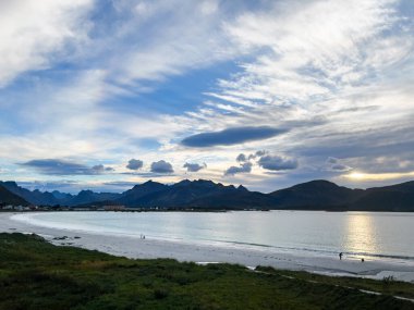 Lofoten Adaları, Norveç 'te sonbahar manzarası, renkli yeşillikler ve barışçıl fiyort içerir..