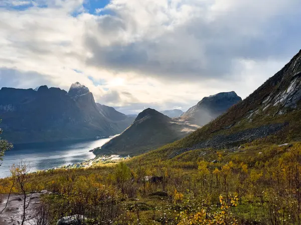 Norveç 'in Senja Adası' ndaki Segla Dağı 'nın çarpıcı sonbahar manzarası dramatik uçurumlar ve fiyortlarla.