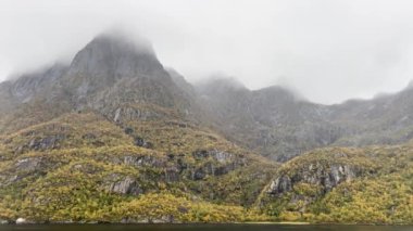Norveç, Lofoten Adaları 'ndaki sakin bir fiyorda yağmur yağar.