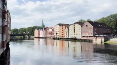 Renkli binalar Norveç, trondheim 'daki Nidelva Nehri' nin hizasında.