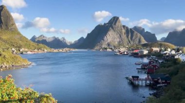 Reinebringen ve Reine lofoten adalarında, Norveç, güneşli bir yaz gününde bulutlar gökyüzünde hareket ederken