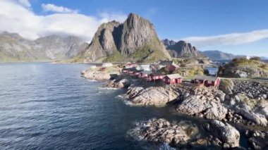 Güneş ışığı, Norveç 'teki Lofoten adalarındaki Hamnoy balıkçı köyünü yavaşça aydınlatıyor.