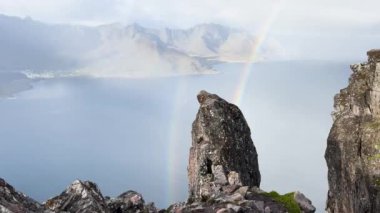 Segla dağının tepesinde gökkuşağı oluşuyor, Senja, Norveç