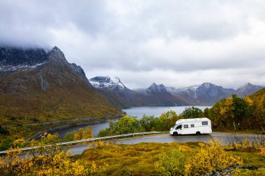 Norveç 'in Senja Adası' nın sonbahar manzarasında, fiyortları ve dağları olan bir karavan..