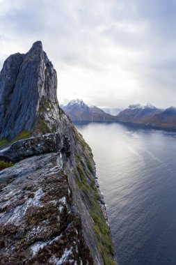 Norveç 'in Senja Adası' ndaki Segla Dağı 'nın çarpıcı sonbahar manzarası dramatik uçurumlar ve fiyortlarla.