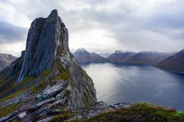 Norveç 'in Senja Adası' ndaki Segla Dağı 'nın çarpıcı sonbahar manzarası dramatik uçurumlar ve fiyortlarla.