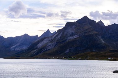 Lofoten Adaları, Norveç 'te sonbahar manzarası, renkli yeşillikler ve barışçıl fiyort içerir..