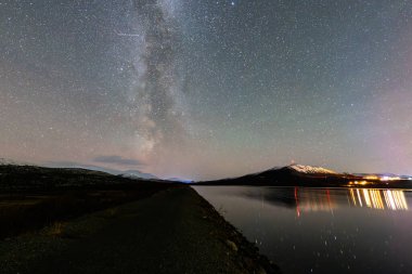 Kuzey Işıkları ve Samanyolu Dovrefjell Ulusal Parkı yakınlarındaki dağların üzerinde, Norveç.