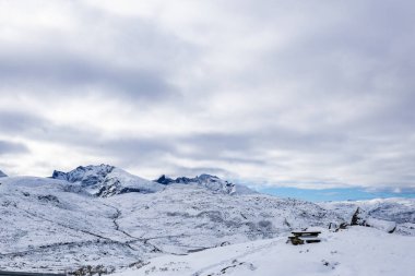 Norveç 'in güneyindeki Sognefjellsvegen yolu boyunca uzanan kış manzarası, karla kaplı dağlar ve geniş, sakin bir arazi içerir..
