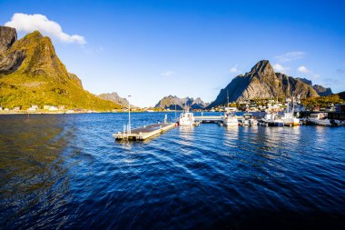 Norveç 'in Lofoten Adaları' ndaki Reine köyünün üzerinde güzel bir gün doğumu..